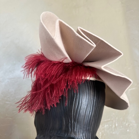 ENTICING 1940S\' BEIGE FELT HAT WITH UPTURNED/FOLDED BRIM + BURGUNDY FEATHERS